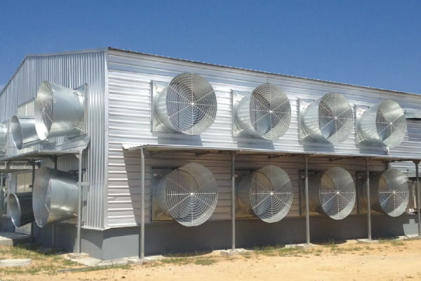 Industrial agricultural greenhouse facility and ventilation installation